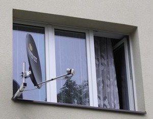 okenni-drzak-SAT-wifi-bez-vrtani